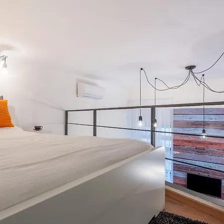 Apartman Oktober 6 *