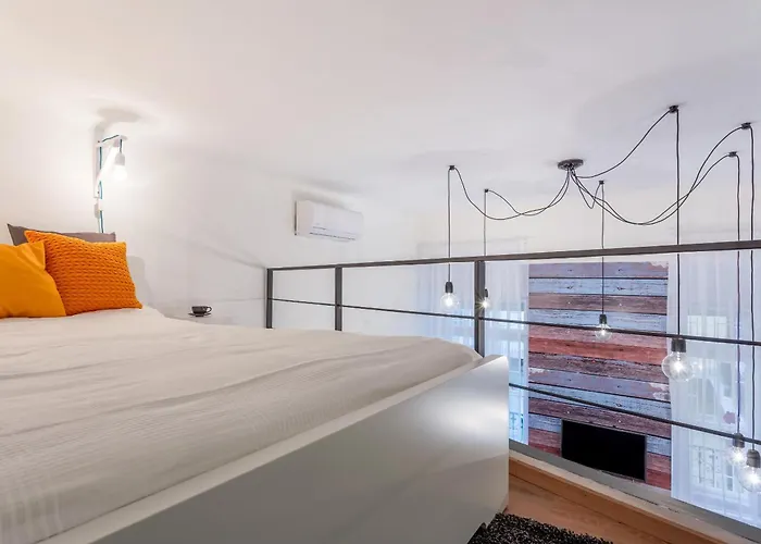 Apartament Oktober 6 *